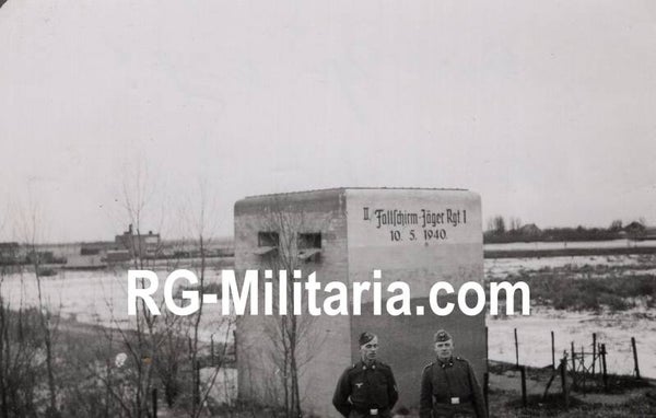 Original WW2 German Photo - German soldiers at bunker Kazemat II Willemsdorp, Dordrecht, Fallschirmjäger Rgt. 1 (1940)