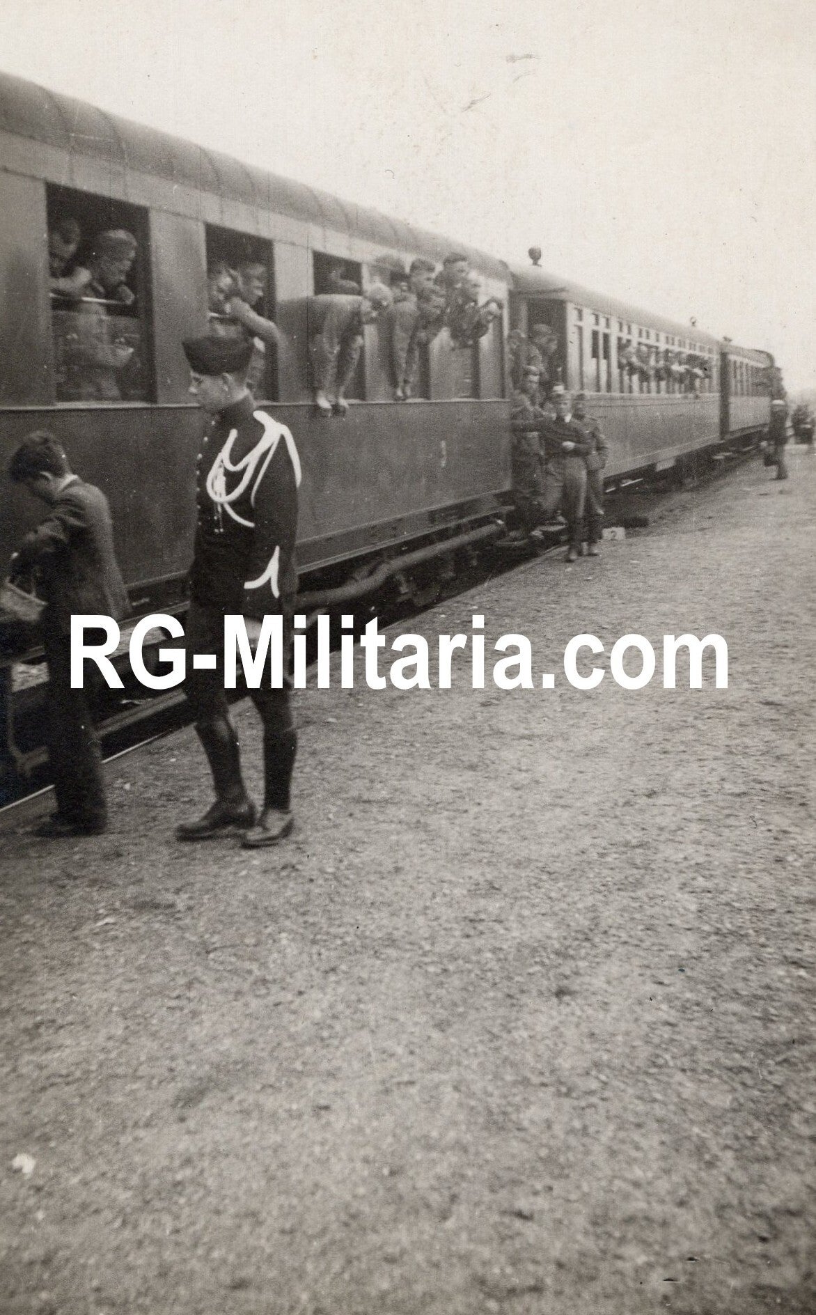 Original WW2 German Photo - Dutch military police with German soldiers at a train station in Holland, May (1940)