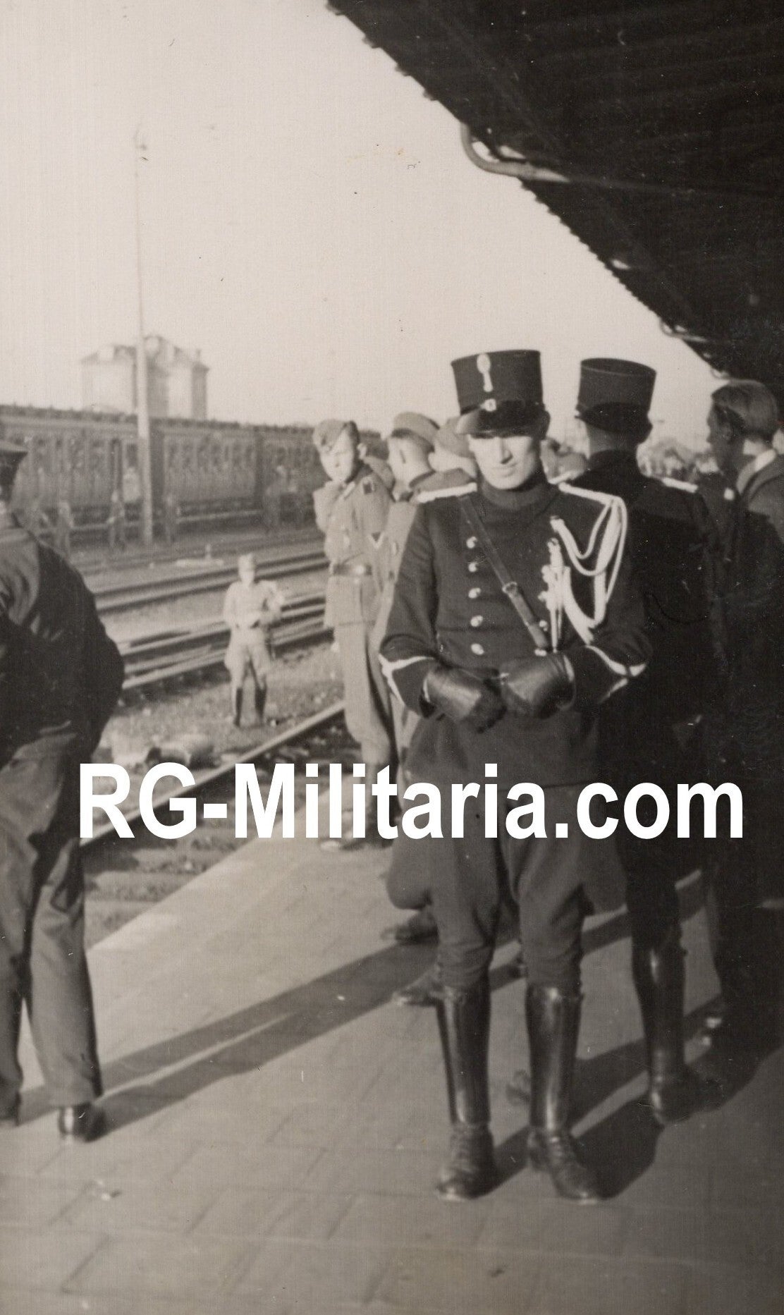 Original WW2 German Photo - Dutch military police with German soldiers at a train station in Holland, May (1940)