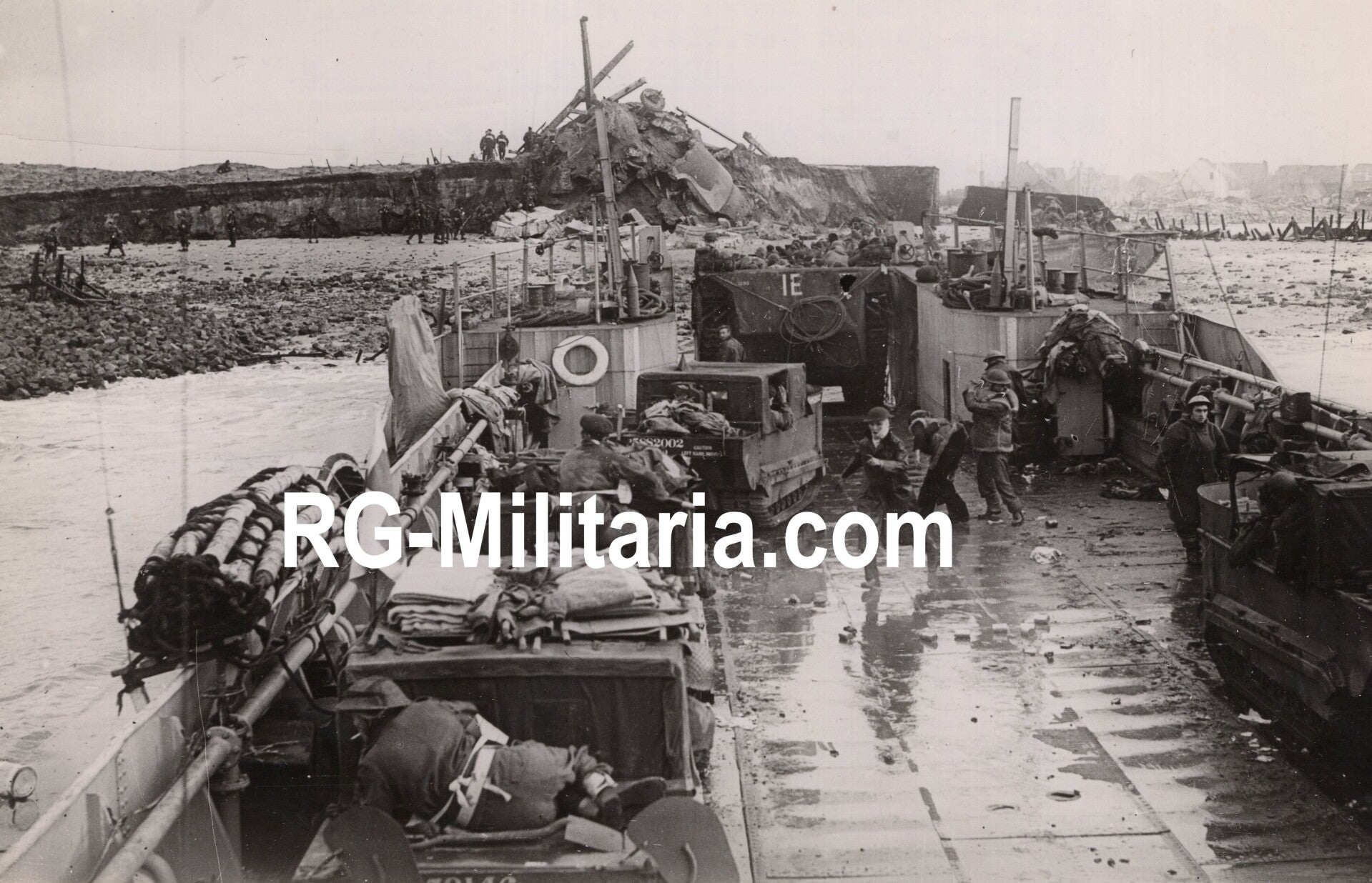 Original WW2 British Press Photo - British Marine Commando troops land at Walcheren, Westkapelle, Holland (1944)