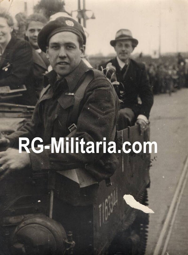 Original WW2 Dutch Liberation Press Photo - Canadian troops enter Amsterdam, Holland (1945)