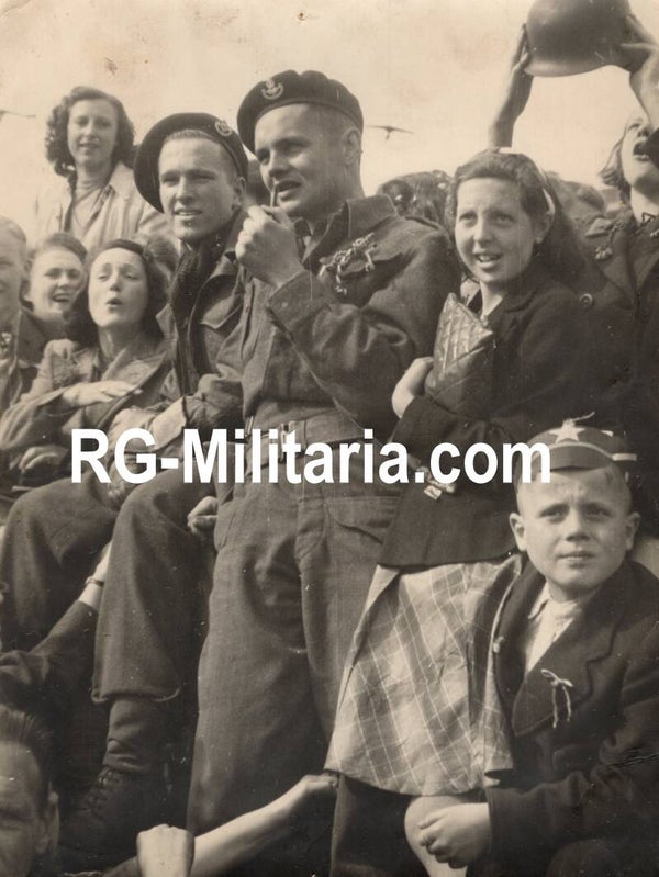 Original WW2 Dutch Liberation Press Photo - Canadians with females during the liberation of Amsterdam, Holland (1945)
