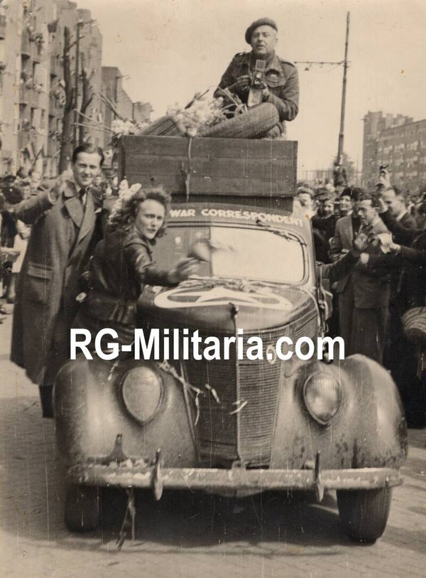 Original WW2 Dutch Liberation Press Photo - War Correspondent during the liberation of Amsterdam, Holland (1945)