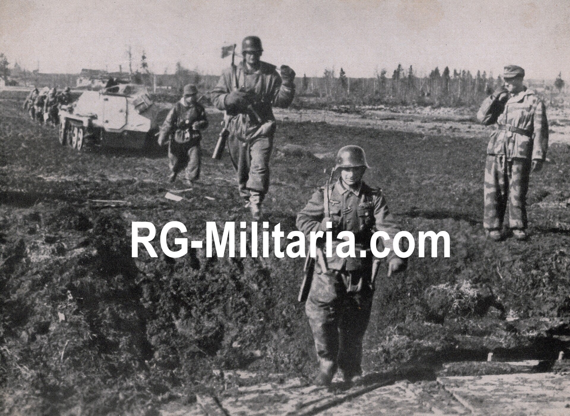 Original WW2 German Bilderdienst Press Photo - SdKfz with Nahkampfspange soldier