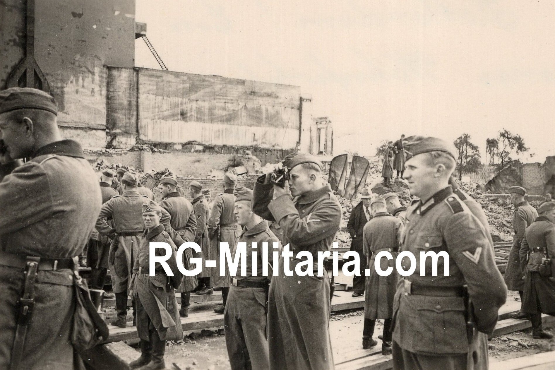 Original WW2 German Photo - German soldiers photographing the ruins in Rotterdam, Holland (1940)