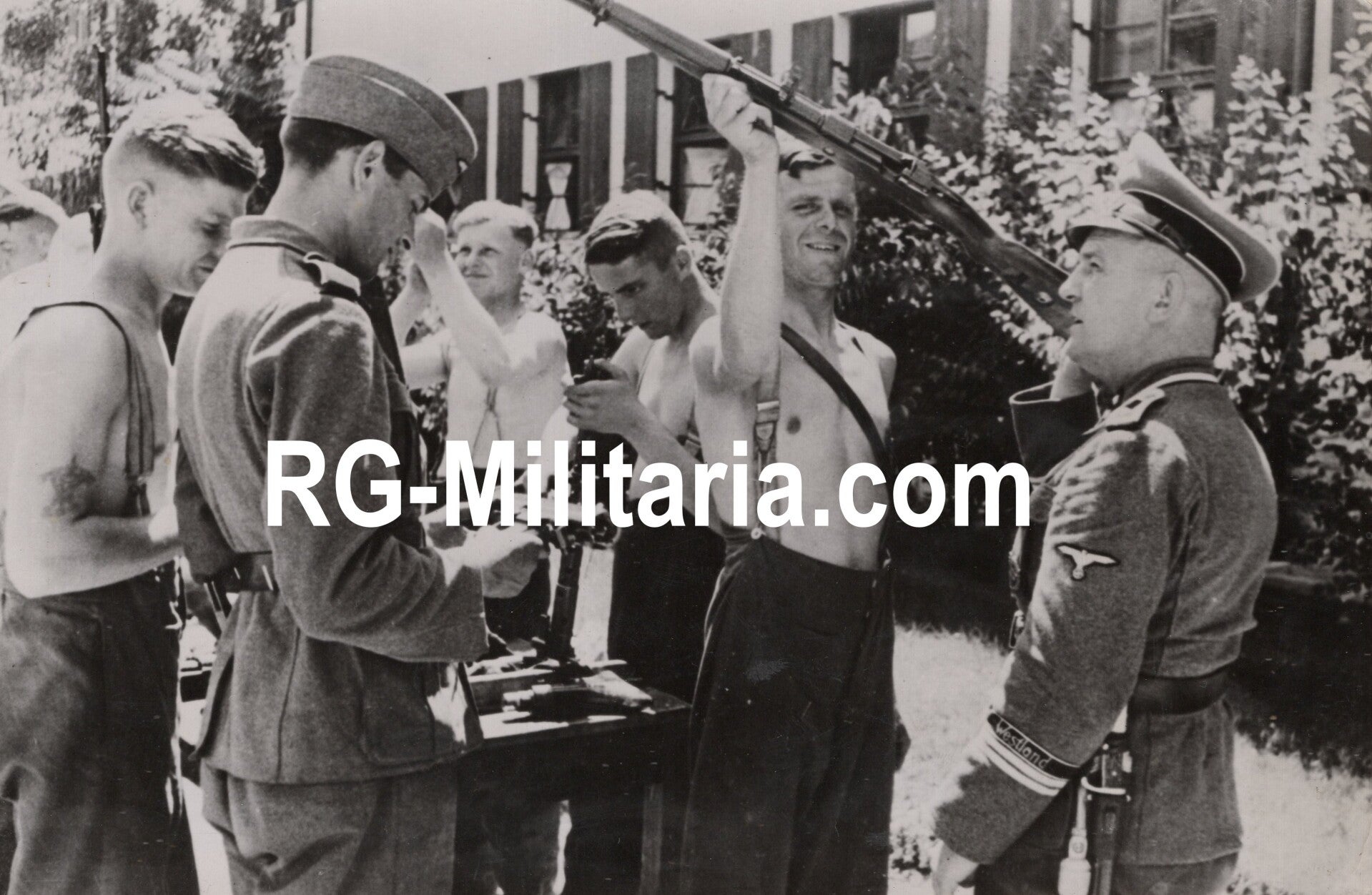 Original WW2 Dutch Waffen SS Photo - Dutch SS Regiment Westland soldiers train K98 rifle cleaning
