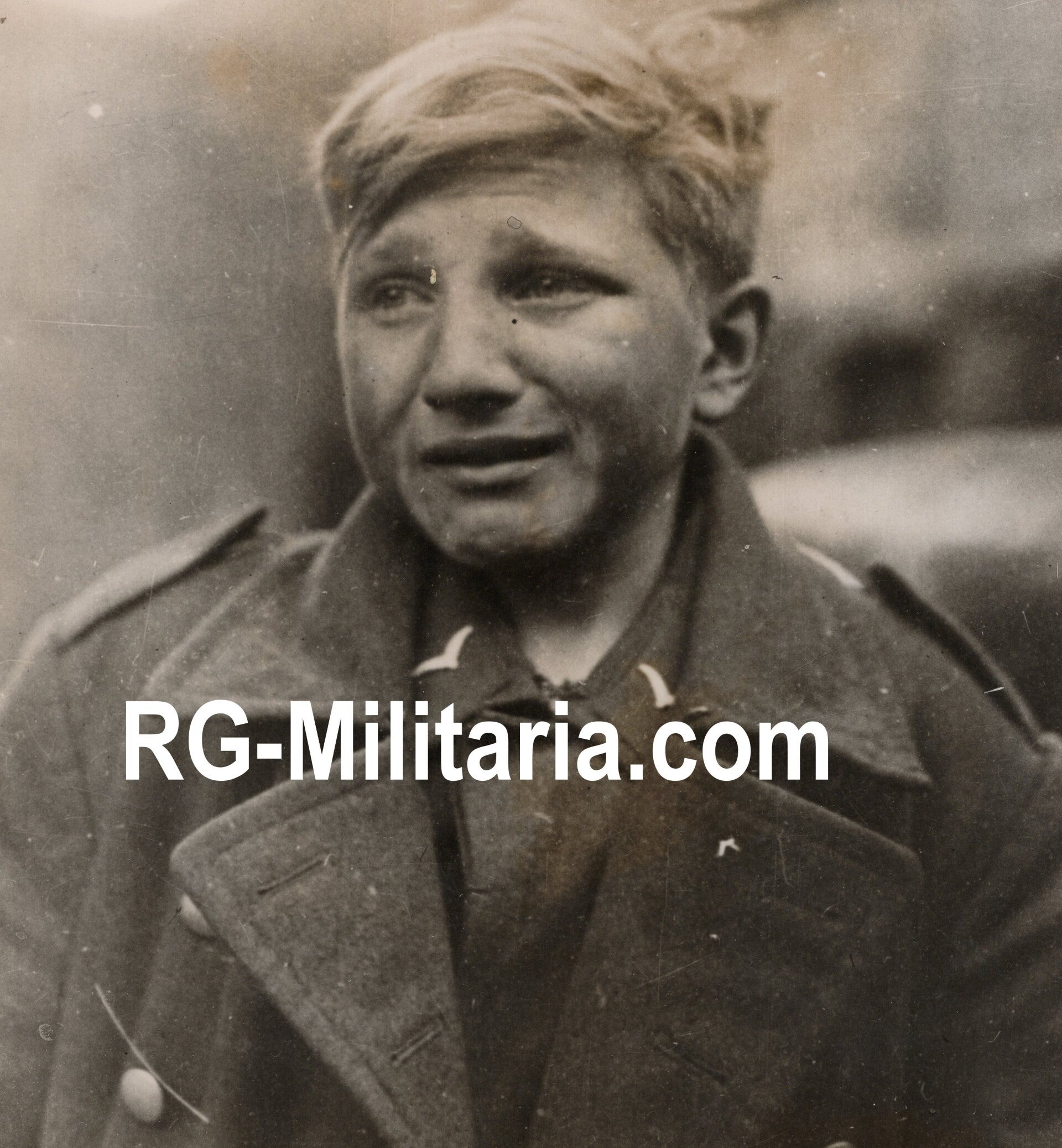 Original WW2 British Press Photo - Famous picture of the 16-year-old POW Flakhelfer Hans-George Henke captured in Hessen, Germany (1945)
