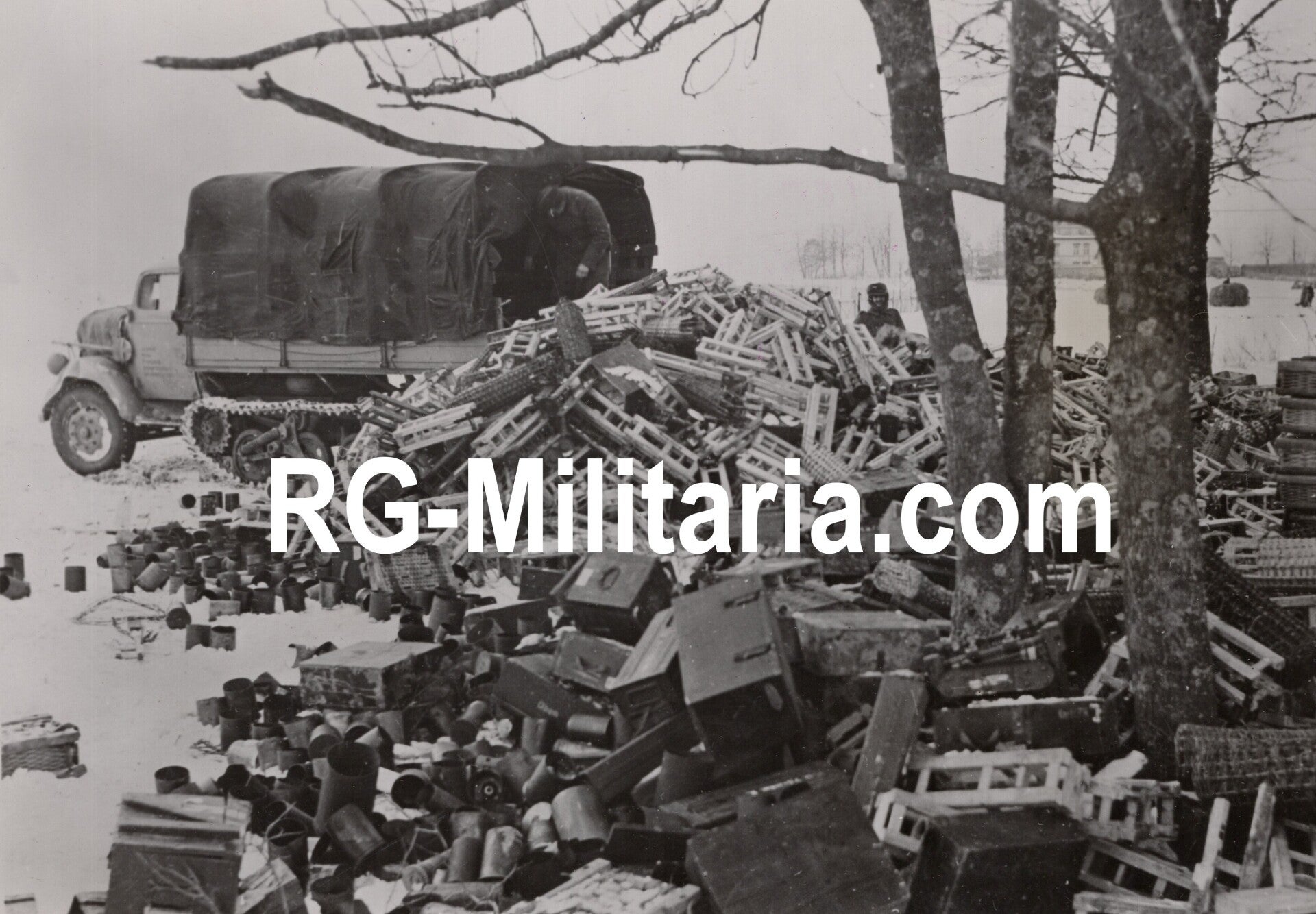 Original WW2 German Waffen SS Press Photo - Waffen SS Wiking deloading empty ammunition boxes on the Narwa Front (1941)
