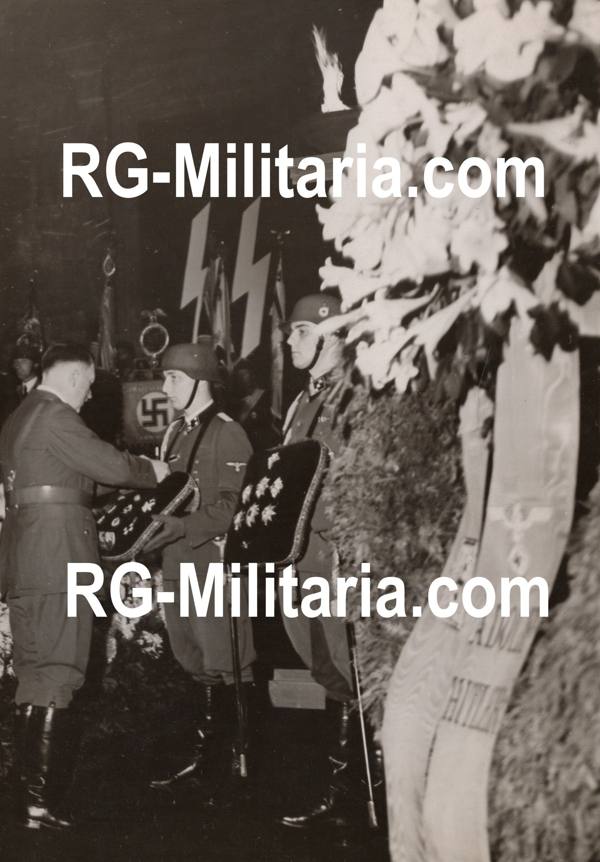 Original WW2 German Waffen SS Press Photo - Adolf Hitler posthumously awarding SS-Obergruppenführer Reinhard Heydrich the Deutscher Orden der NSDAP during his funeral, Berlin (1942)