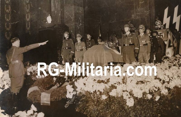 Original WW2 German Waffen SS Press Photo - Adolf Hitler salutes SS-Obergruppenführer Reinhard Heydrich during his funeral, Berlin (1942)