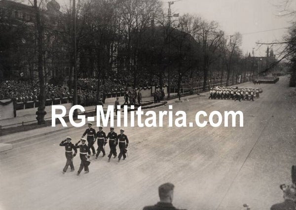 Original WW2 German Press Photo - KM Kriegsmarine parade on Adolf Hitler's birthday, Wilhelmplatz, Berlin (1937)