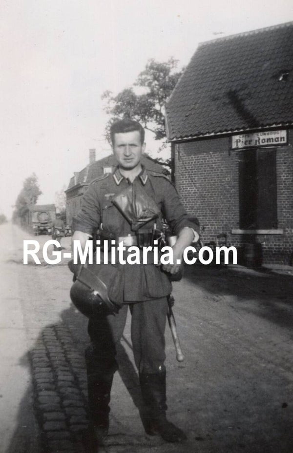 Original WW2 German Photo - Wehrmacht soldier in Holland, Cafe Nieuwbrug, Pier Roman