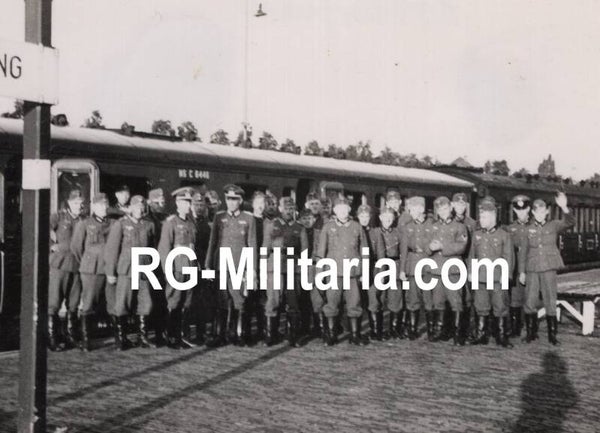 Original WW2 German Photo - Wehrmacht at the train station of Rotterdam, NS train C 6446 (1940)