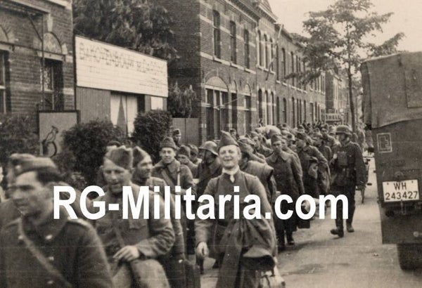 Original WW2 German Photo - Dutch POW soldiers in Maastricht, Nederland, May (1940)