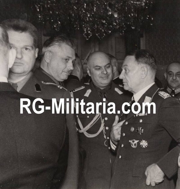 Original WW2 German Press Photo - Wehrmachtbefehlshaber den Niederlanden Friedrich Christiansen among Italian officials, Kasteel Oud Wassenaar (1942)