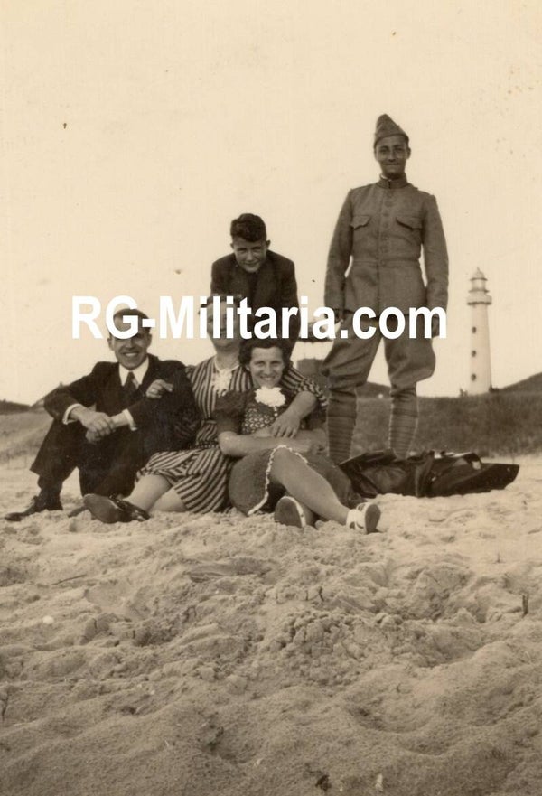 Original WW2 Dutch Photo - Family picture with Dutch soldier, Egmond aan Zee