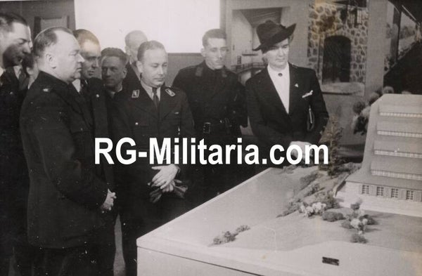 Original WW2 Dutch Collaboration NSB Press Photo - Anton Mussert visits the exhibition Jeugdherberg van Morgen, with NSVO leader Couzy (1943)