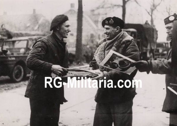 Original WW2 British Press Photo - General Montgomery visits troops in Cleve, Germany (1945)
