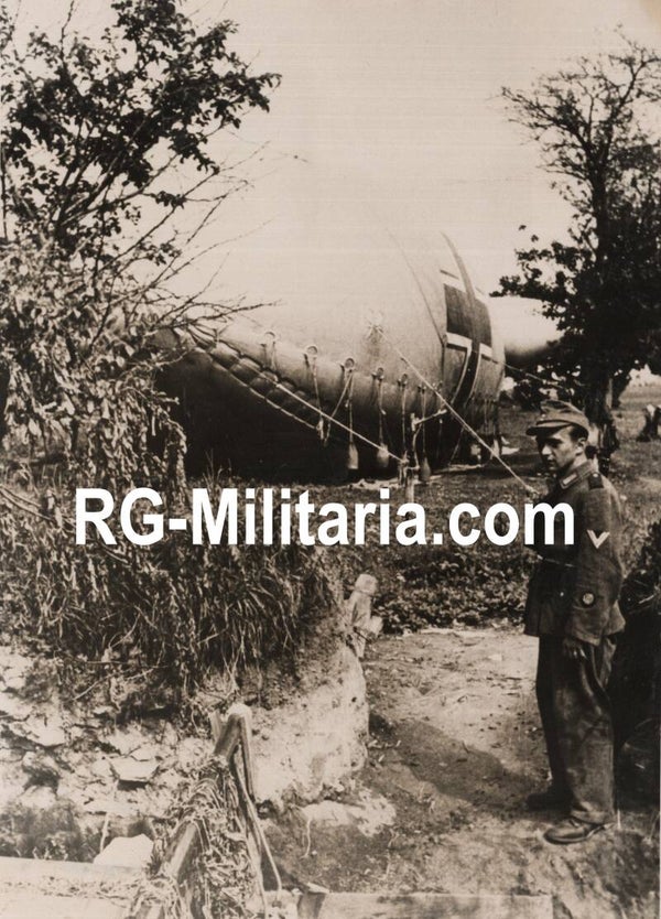 Original WW2 German Press Photo - German soldier with a B Ballon (1944)
