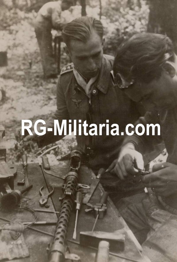 Original WW2 German Press Photo - German pilot Flugzeugführer working on the airplane machine gun (1944)