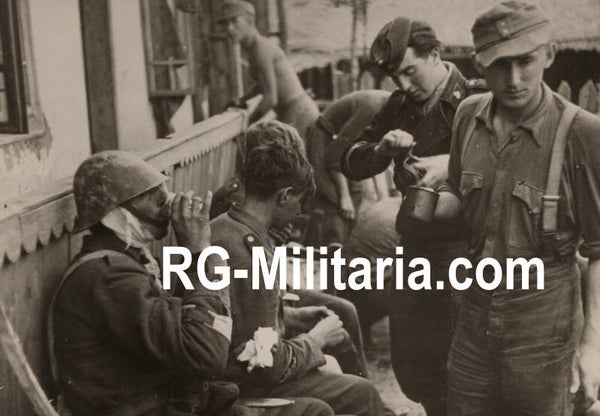 Original WW2 German Press Photo - Romanian and Panzer soldiers at the Truppenverbandsplatz, field hospital (1944)