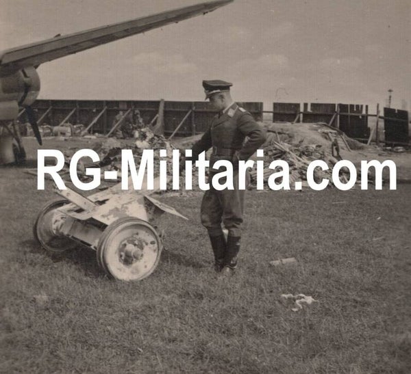Original WW2 German Photo - Luftwaffe soldier with a Skoda Geb. K canon at the Rotterdam airfield, Waalhaven, Holland, May (1940)