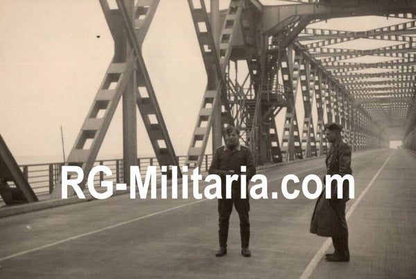 Original WW2 German Photo - Luftwaffe soldiers under the Flak post on the Moerdijkbrug, Holland (1942)