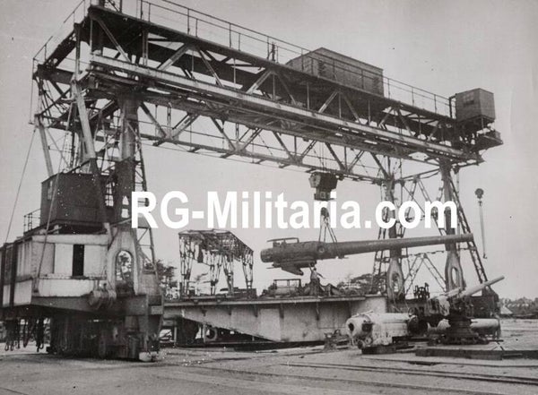Original WW2 German Press Photo - Working on large sea canons for ships (1943)