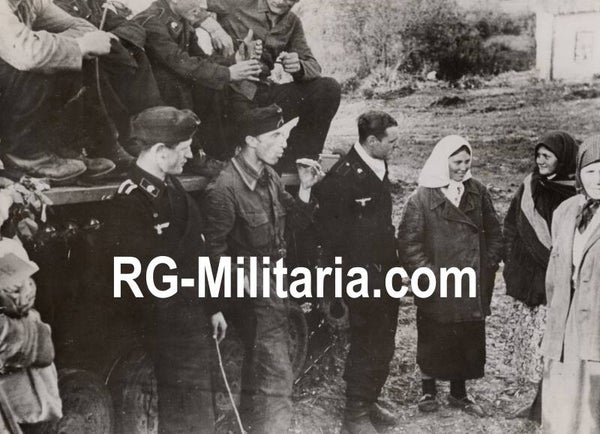 Original WW2 German Press Photo - German Panzer soldiers resting on the front (1942)