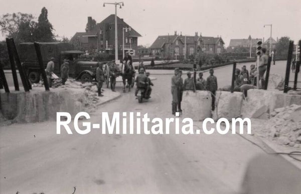 Original WW2 German Photo - Germans pass a road block in Weert, Limburg, Holland, May (1940)