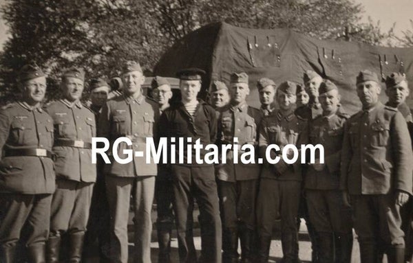 Original WW2 German Photo - German soldiers with a Dutch POW marine soldier, Hoek van Holland, Holland (1940)
