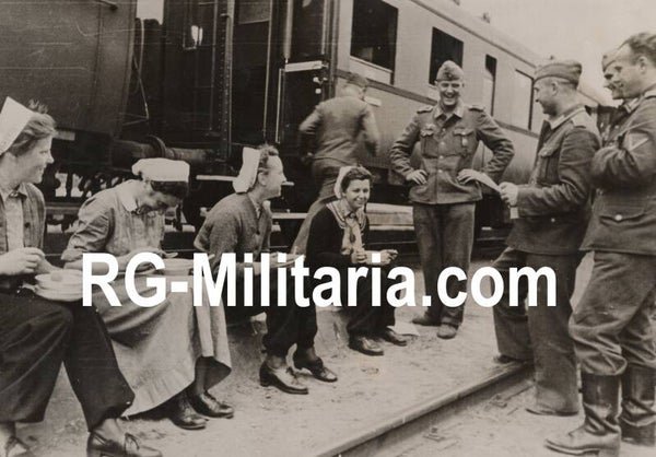 Original WW2 German Press Photo - DRK Rotes Kreuz Helferrinnen with German soldiers (1942)