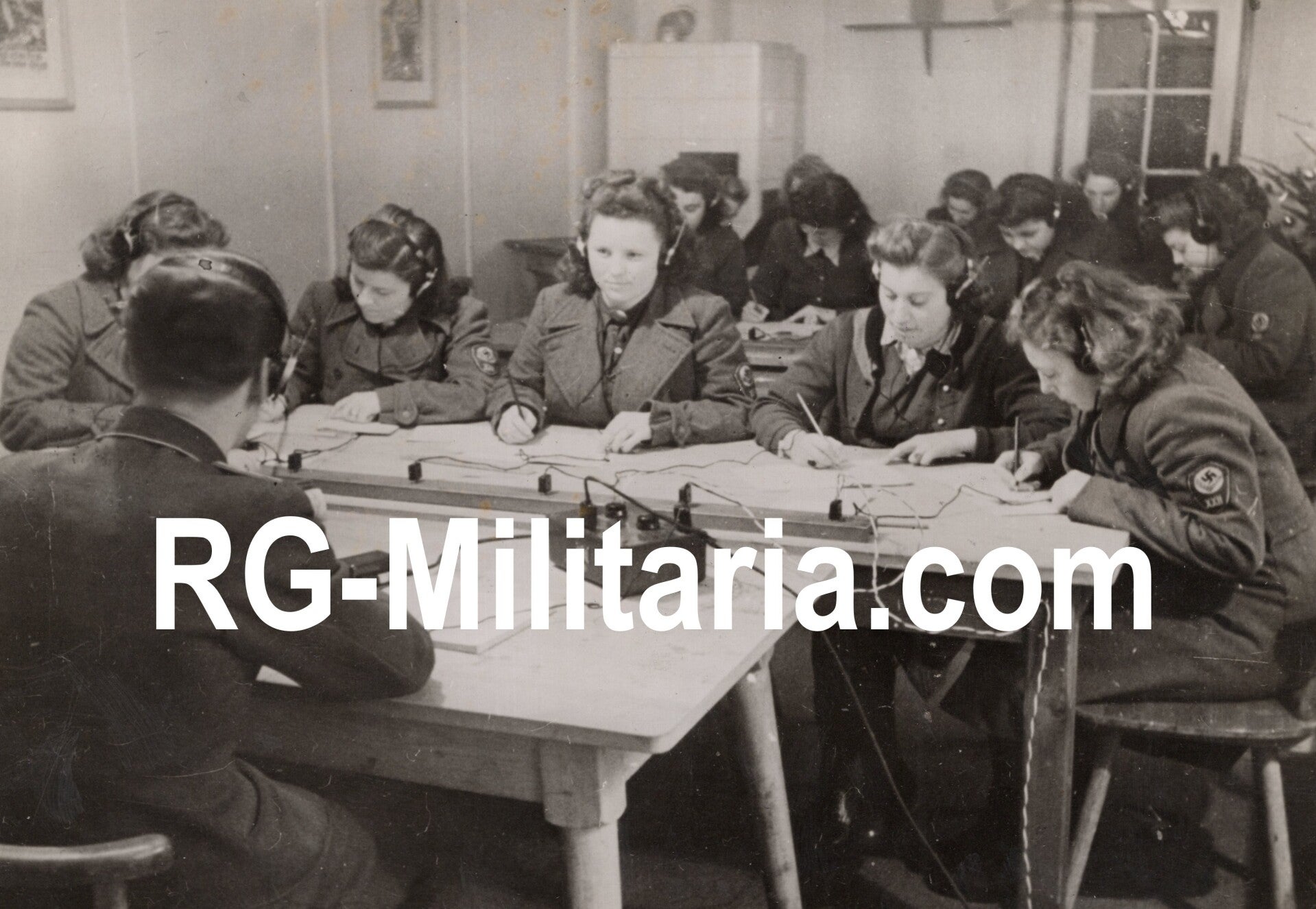 Original WW2 German Press Photo - Arbeitsmaiden females working with the Luftwaffe Funkerinnen (1944)