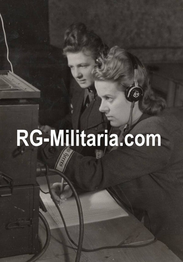 Original WW2 German Press Photo - Female Nachrichtenhelferinnen (1943)
