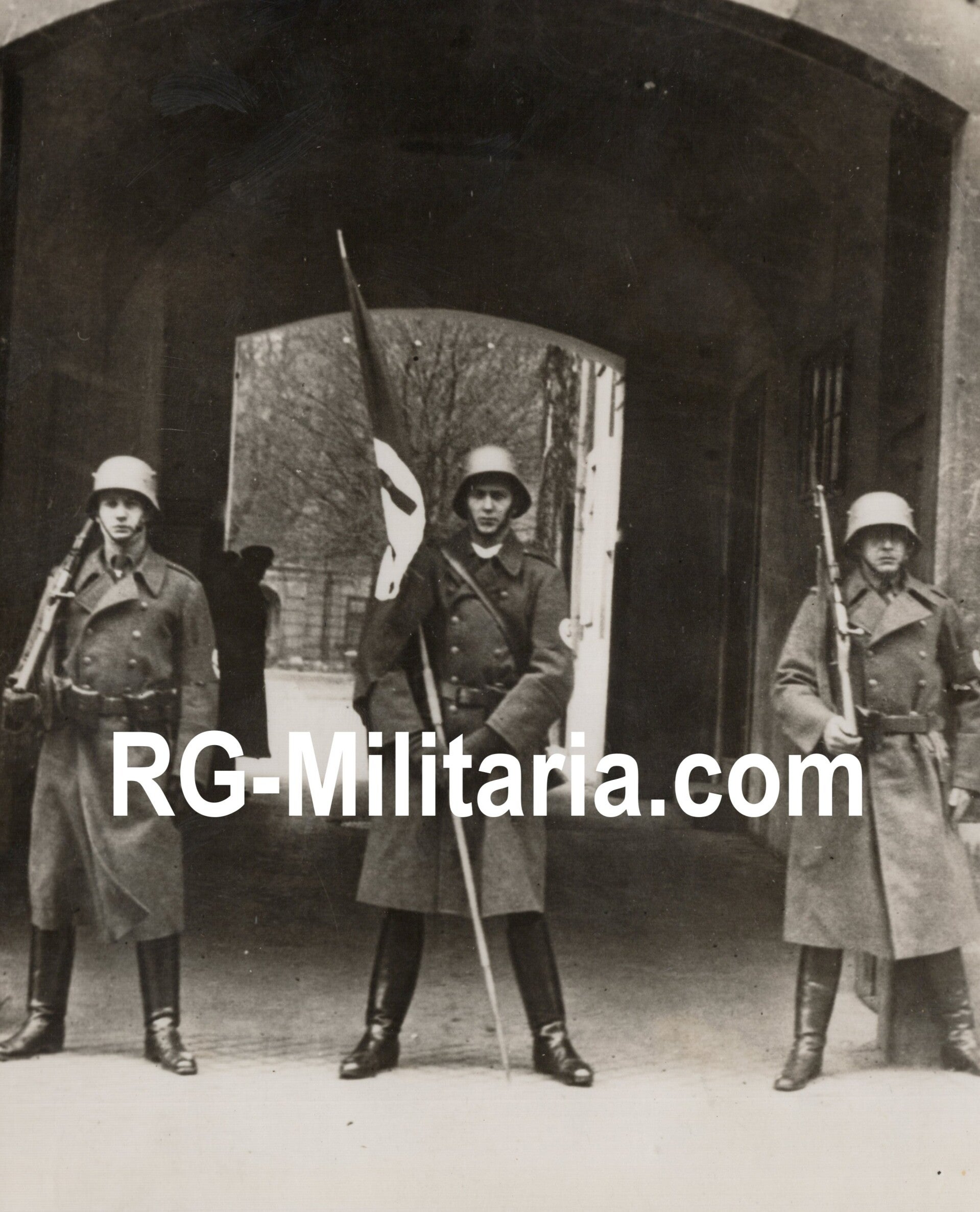 Original WW2 French Press Photo - Anschluss Austria SS and SA soldiers on guard in Vienna (1938)