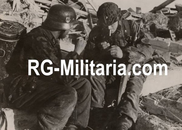 Original WW2 German Waffen SS Press Photo - SS Foodcarriers taking a smoking break on the front (1943)