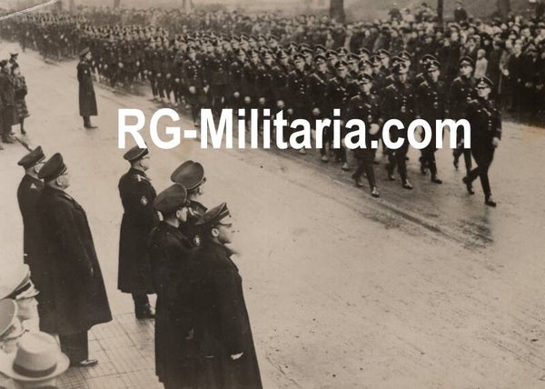 Original WW2 German Waffen SS Press Photo - Dutch SS Standaard men marching in front of the SS leader Henk Feldmeijer in The Hague, Holland (1941)