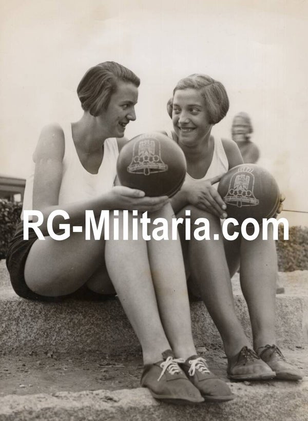 Original WW2 German Press Photo - Olympics, Olympic Games, girls with painted balls, Berlin (1936)