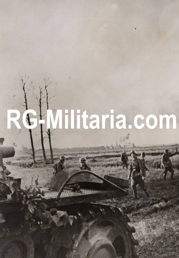 Original WW2 German Press Photo - German soldiers with a Panzerkampfwagen in Russia (1941)