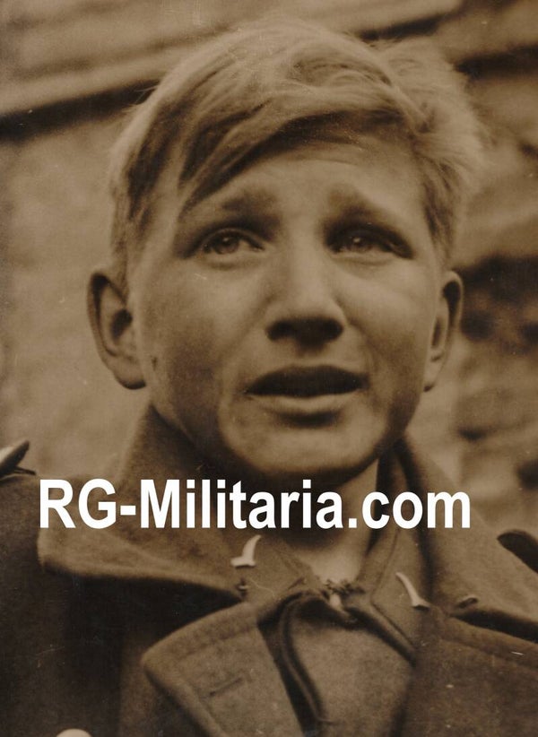 Original WW2 British Press Photo - Famous picture of the 16-year-old POW Flakhelfer Hans-George Henke captured in Hessen, Germany (1945)