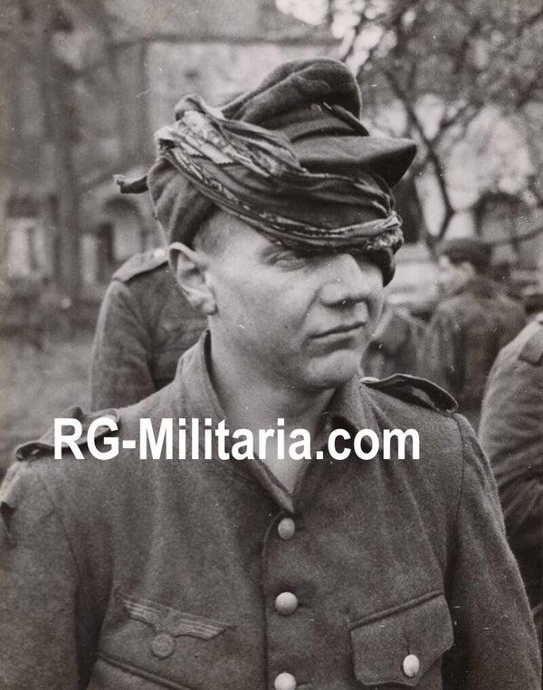 Original WW2 British Press Photo - Young wounded German POW soldier