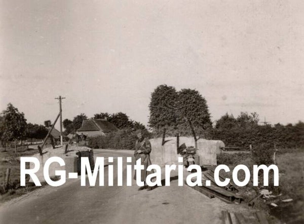 Original WW2 German Photo - German soldiers crossing the Dutch border, Holland, May (1940)