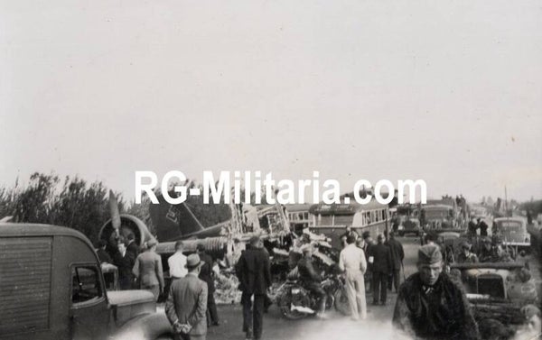 Original WW2 German Photo - Rijksweg Rotterdam, The Hague with landed Junkers JU 52 airplane, Blitzkrieg May, Holland (1940)