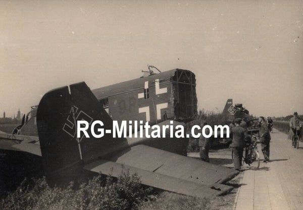 Original WW2 German Photo - Rijksweg Rotterdam, The Hague with landed Junkers JU 52 airplane, Blitzkrieg May, Holland (1940)