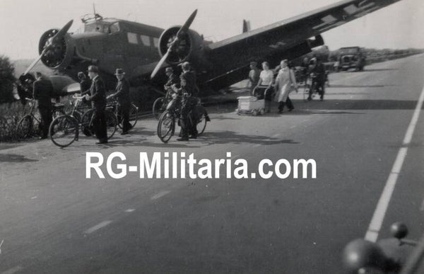 Original WW2 German Photo - Rijksweg Rotterdam, The Hague with landed Junkers JU 52 airplane, Blitzkrieg May, Holland (1940)