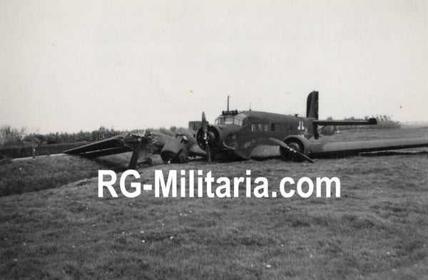 Original WW2 German Photo - Rijksweg Sassenheim (?) with landed Junkers JU 52 airplane, Blitzkrieg May, Holland (1940)