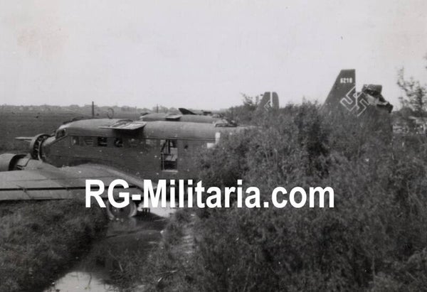 Original WW2 German Photo - Rijksweg Rotterdam, The Hague with landed Junkers JU 52 airplane, Blitzkrieg May, Holland (1940)