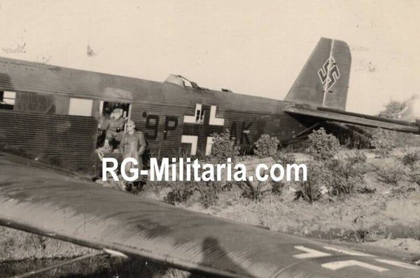 Original WW2 German Photo - Rijksweg Rotterdam, The Hague with landed Junkers JU 52 airplane, Blitzkrieg May, Holland (1940)