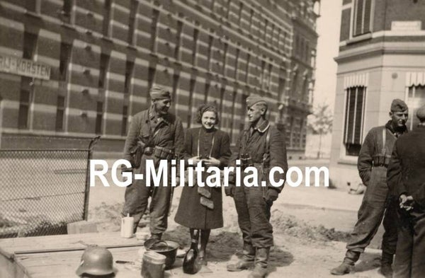Original WW2 German Photo - Luftlandetruppen Flak soldiers in Rotterdam, Holland, May (1940)