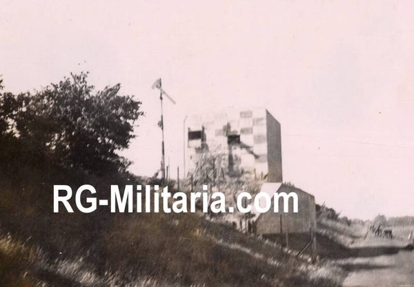 Original WW2 German Photo - Dutch Kazemat bunker next to a train track, Holland (1940)